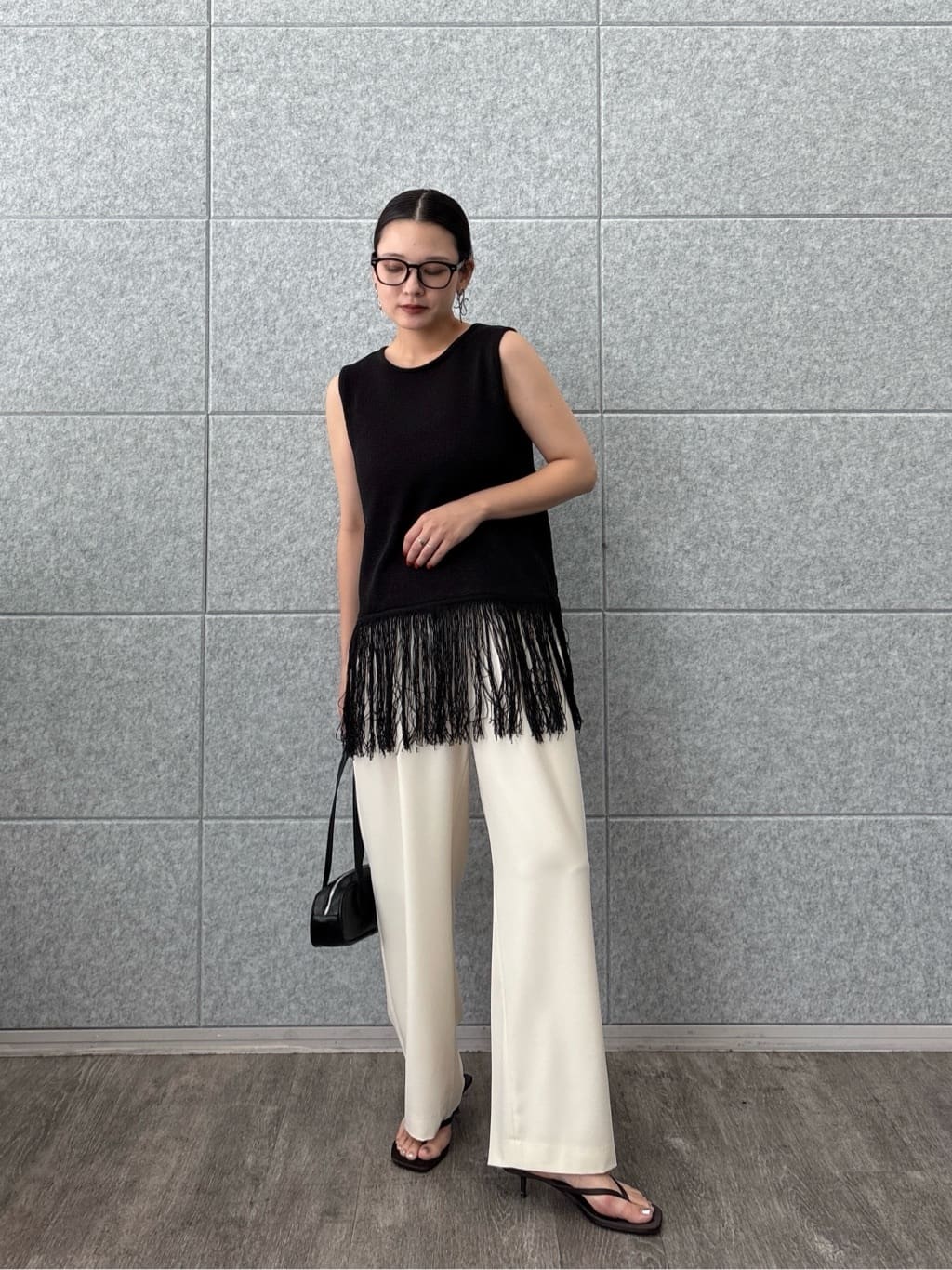 ayanoさんの「INDIVI｜スリーブレスフリンジニット」を使ったコーディネート