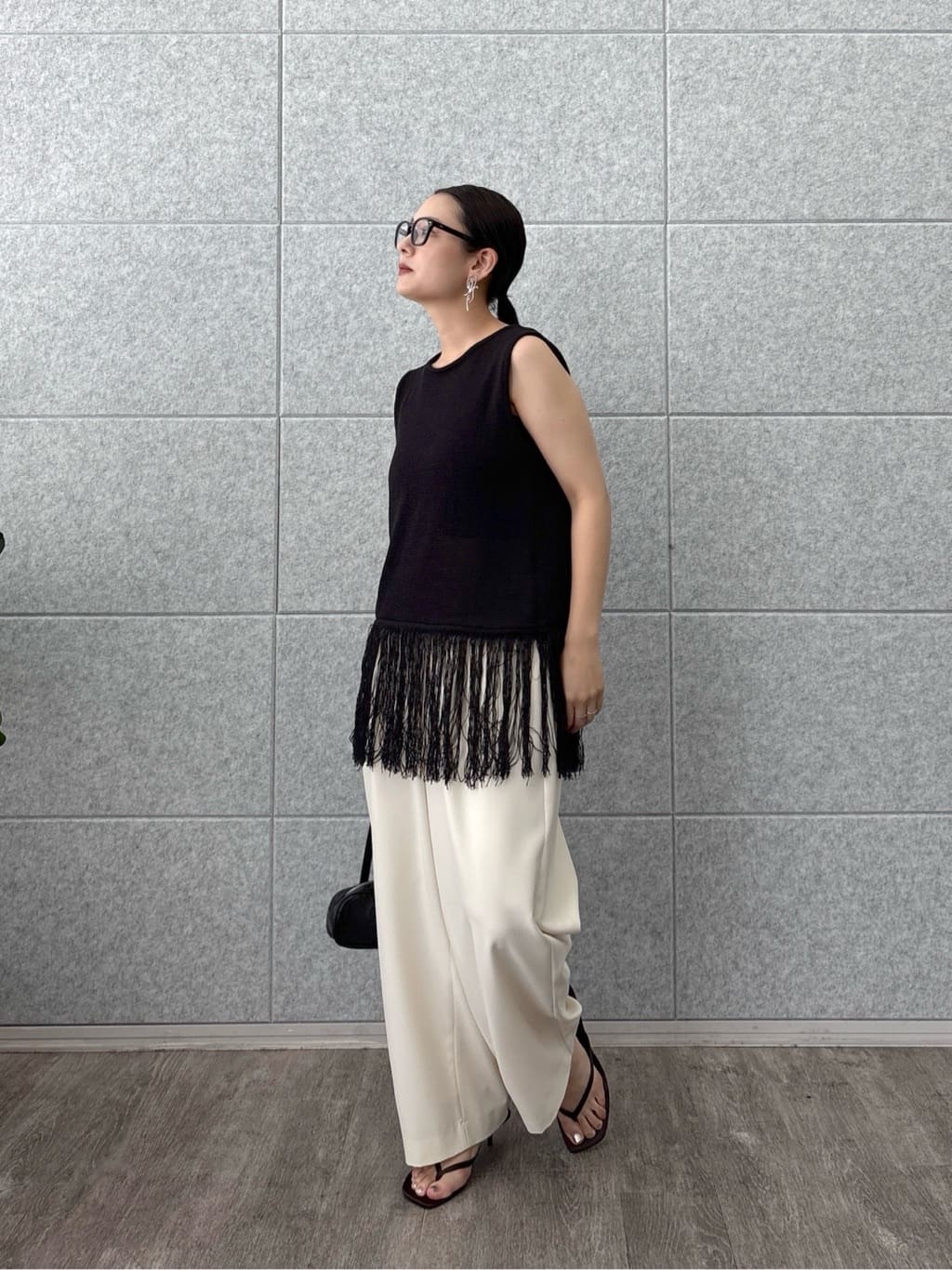 ayanoさんの「INDIVI｜スリーブレスフリンジニット」を使ったコーディネート
