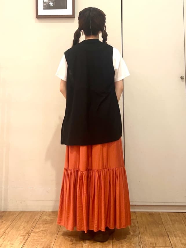 AIRIさんの「SHOO･LA･RUE｜【2点セット】着回しいろいろ ジレ＋ロゴTシャツ」を使ったコーディネート