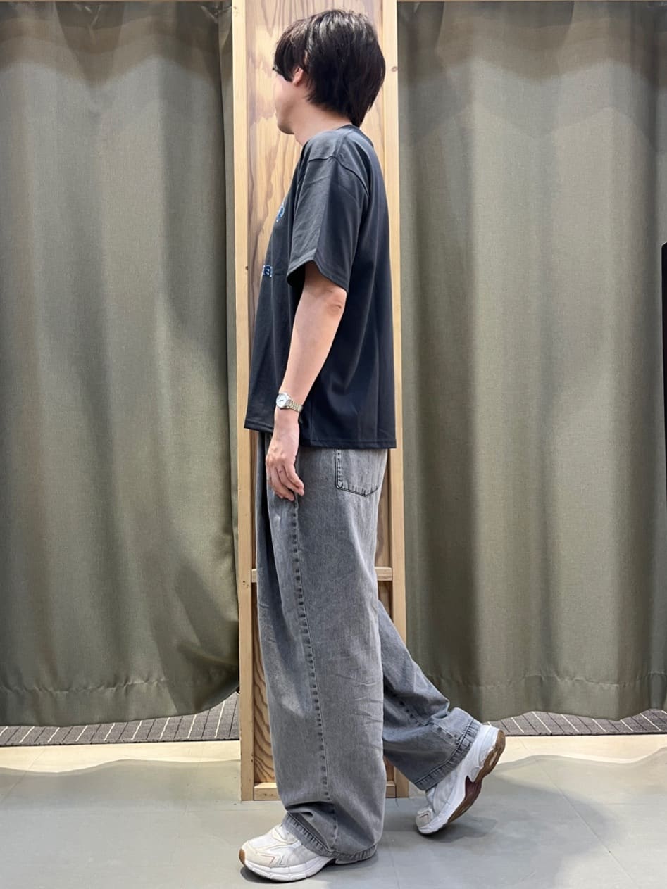 yoshiさんの「THE SHOP TK｜ツータックワイドデニムパンツ」を使ったコーディネート