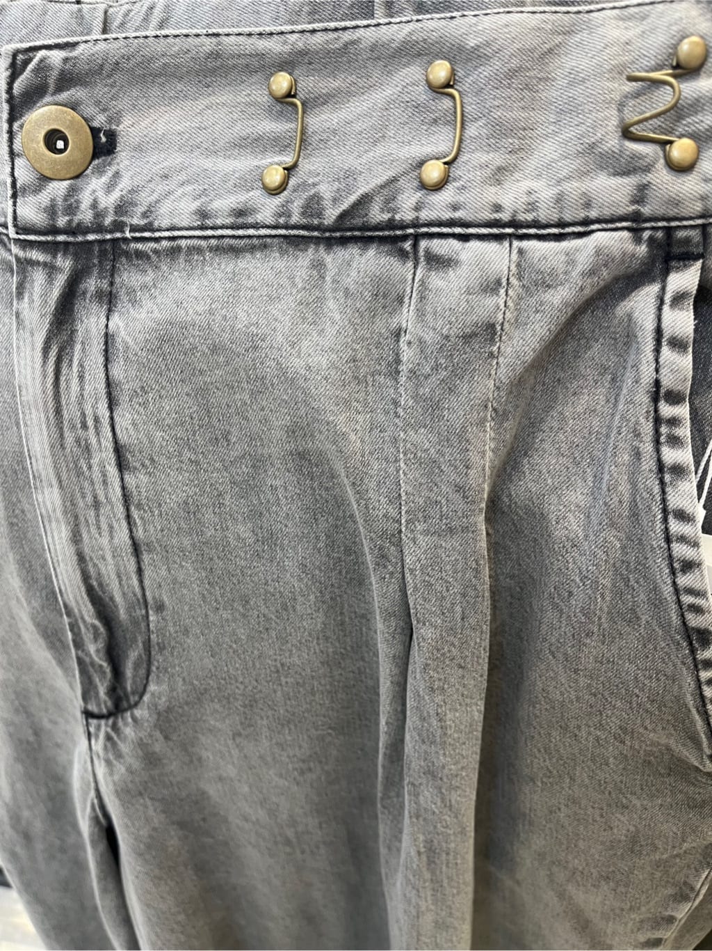 yoshiさんの「THE SHOP TK｜ツータックワイドデニムパンツ」を使ったコーディネート
