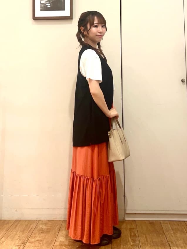 AIRIさんの「SHOO･LA･RUE｜【2点セット】着回しいろいろ ジレ＋ロゴTシャツ」を使ったコーディネート