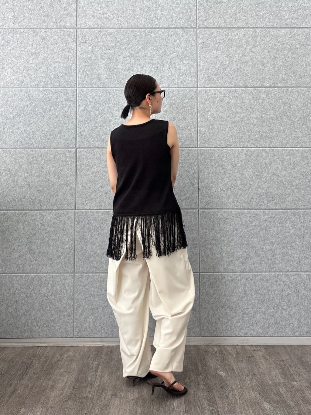 ayanoさんの「INDIVI｜スリーブレスフリンジニット」を使ったコーディネート