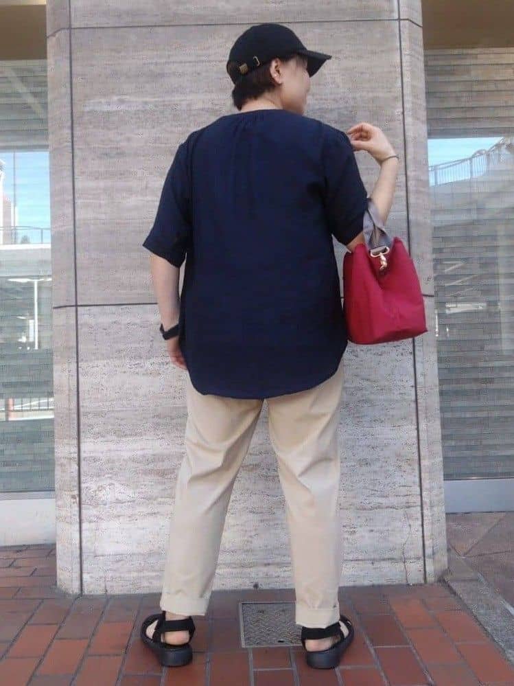 ヒロコジさんの「SHOO･LA･RUE｜【洗える/S-LL/美脚シルエット】ハイパーストレッチ テーパードパンツ」を使ったコーディネート