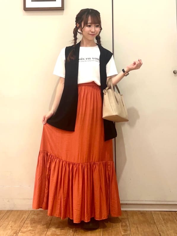 AIRIさんの「SHOO･LA･RUE｜【2点セット】着回しいろいろ ジレ＋ロゴTシャツ」を使ったコーディネート