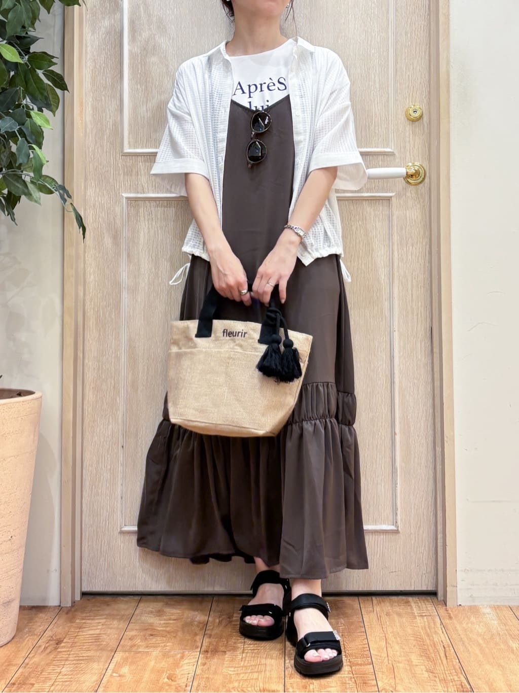 なみさんの「SHOO･LA･RUE｜【ひんやり】シャーリングがアクセントに 大人のデザインキャミワンピース」を使ったコーディネート