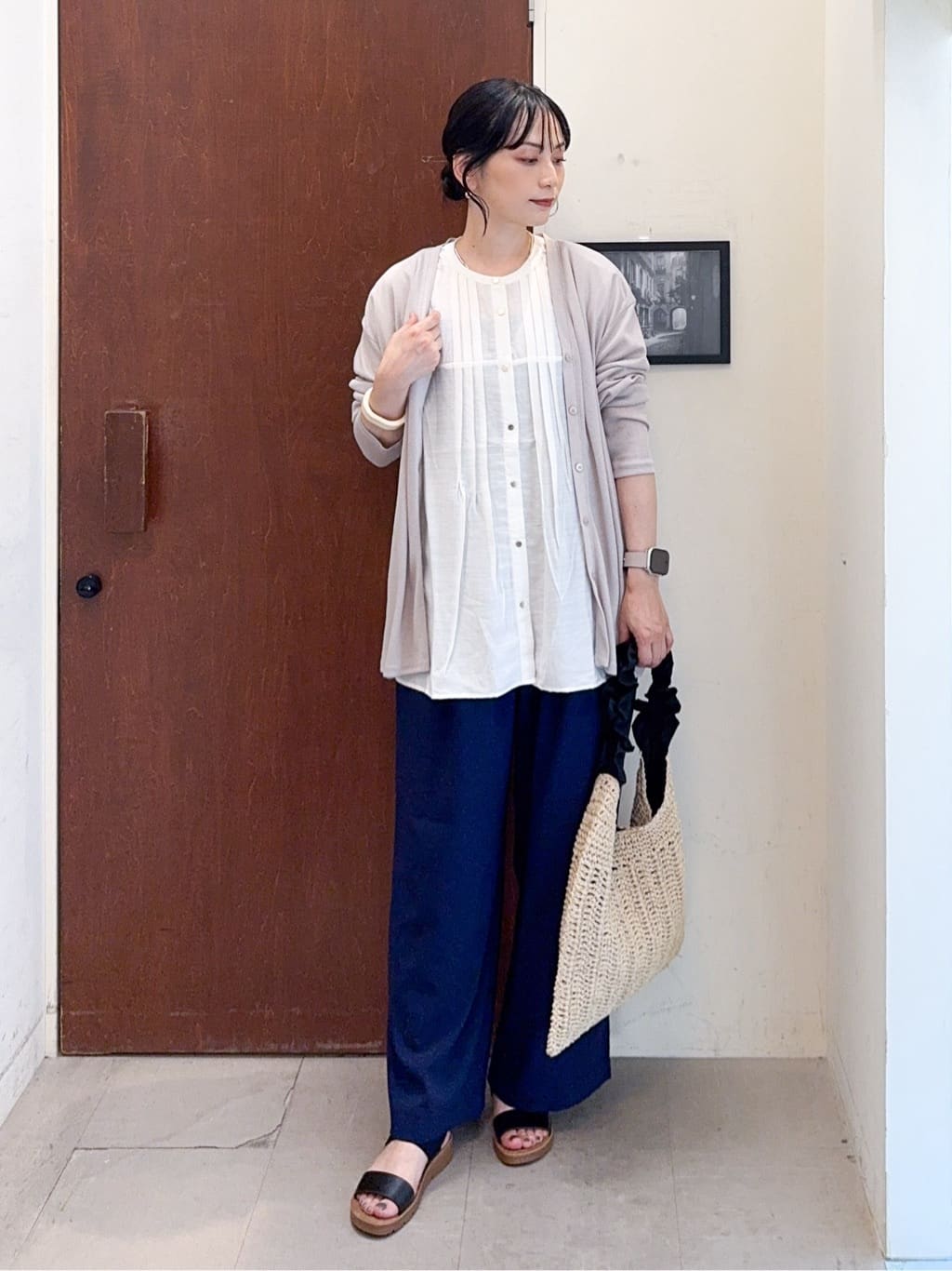 𝐇𝐢𝐫𝐨𝐦𝐢さんの「SHOO･LA･RUE｜【S-LL/ひんやり/UV】手の甲まで隠れる トッパーカーディガン」を使ったコーディネート