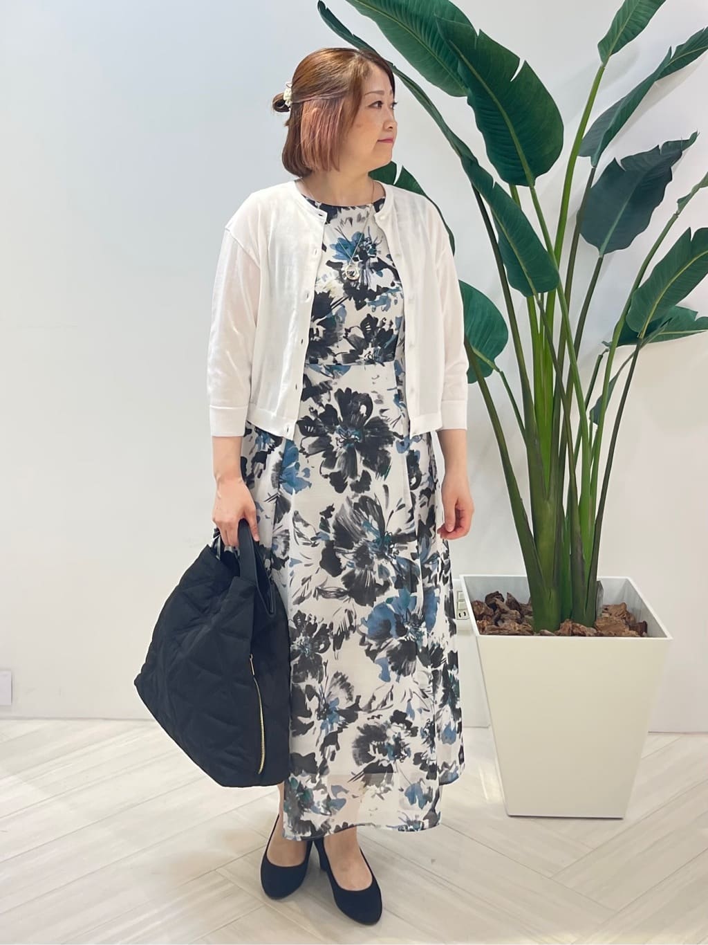 Tomoさんの「UNTITLED｜【シアー/エレガント/花柄/夏ワンピ】ペイントフラワーワンピース」を使ったコーディネート