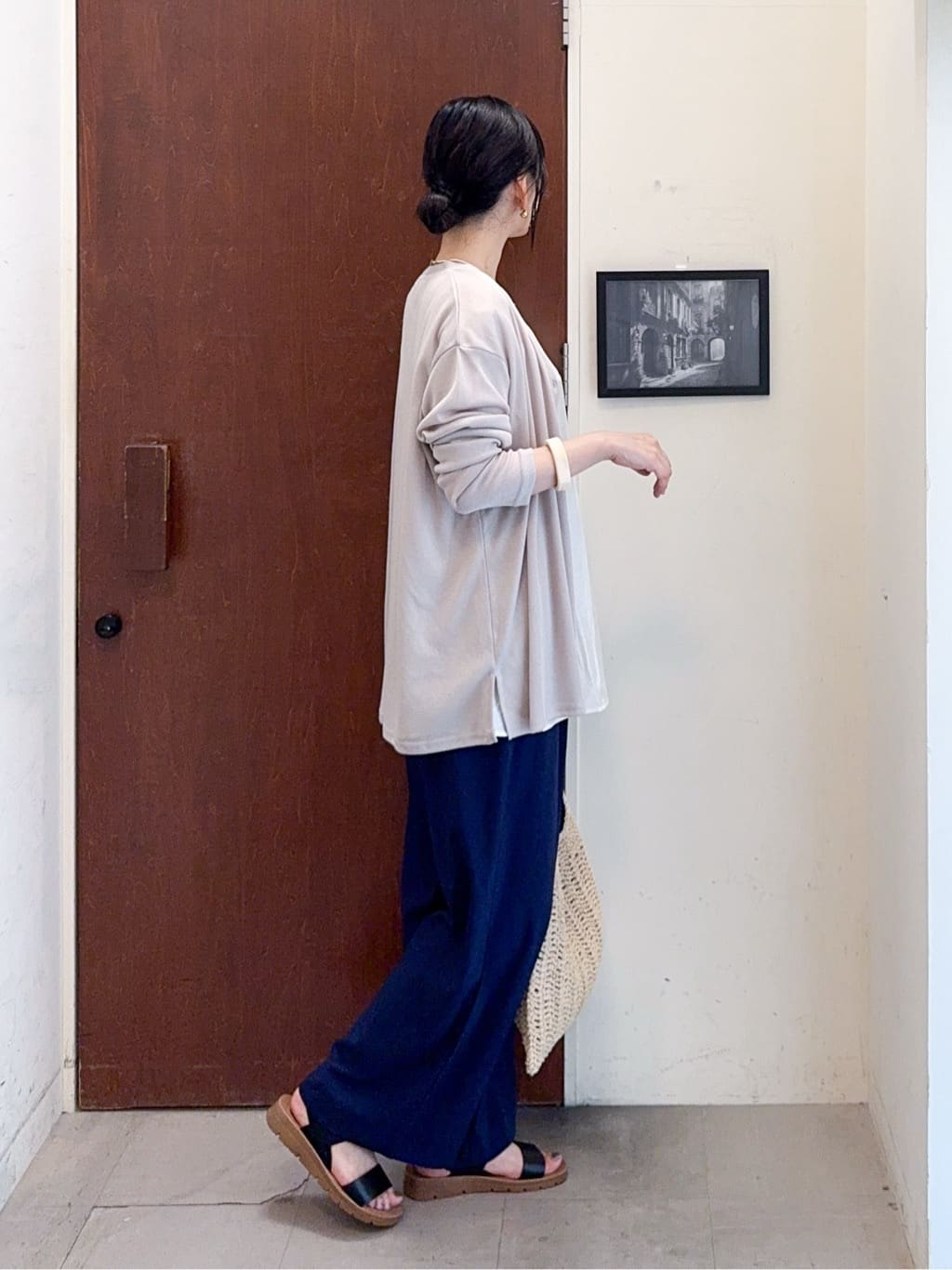 𝐇𝐢𝐫𝐨𝐦𝐢さんの「SHOO･LA･RUE｜【S-LL/ひんやり/UV】手の甲まで隠れる トッパーカーディガン」を使ったコーディネート