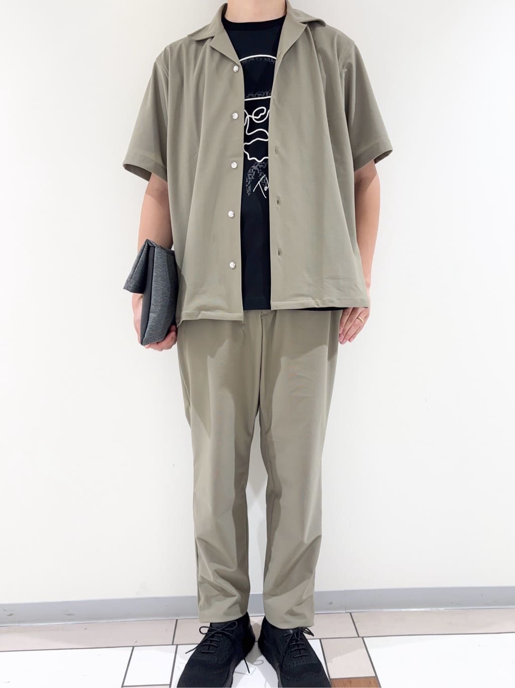 及川さんの「TAKEO KIKUCHI｜【COOL CITY WEAR】エアートール オープンカラーシャツ /接触冷感・通気性」を使ったコーディネート