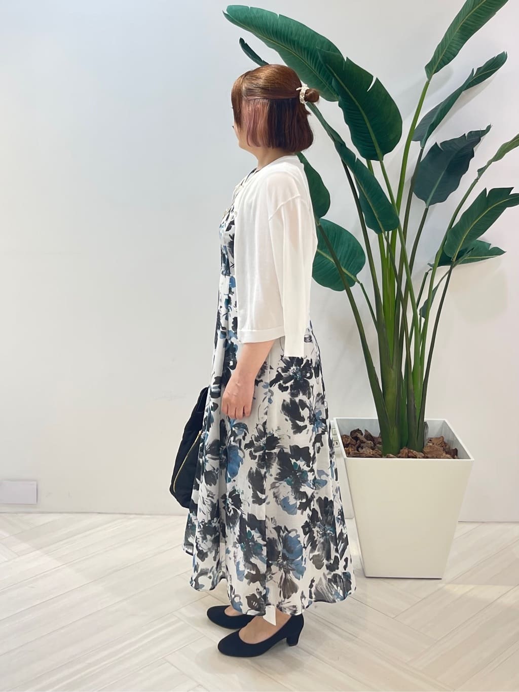 Tomoさんの「UNTITLED｜【シアー/エレガント/花柄/夏ワンピ】ペイントフラワーワンピース」を使ったコーディネート