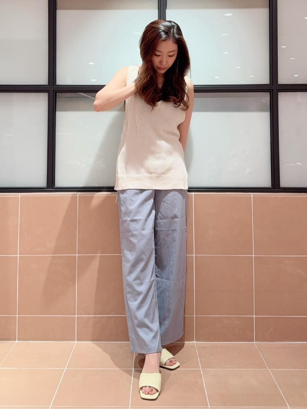kaoriさんの「ESPERANZA｜スクエアトゥクリアヒールミュール」を使ったコーディネート
