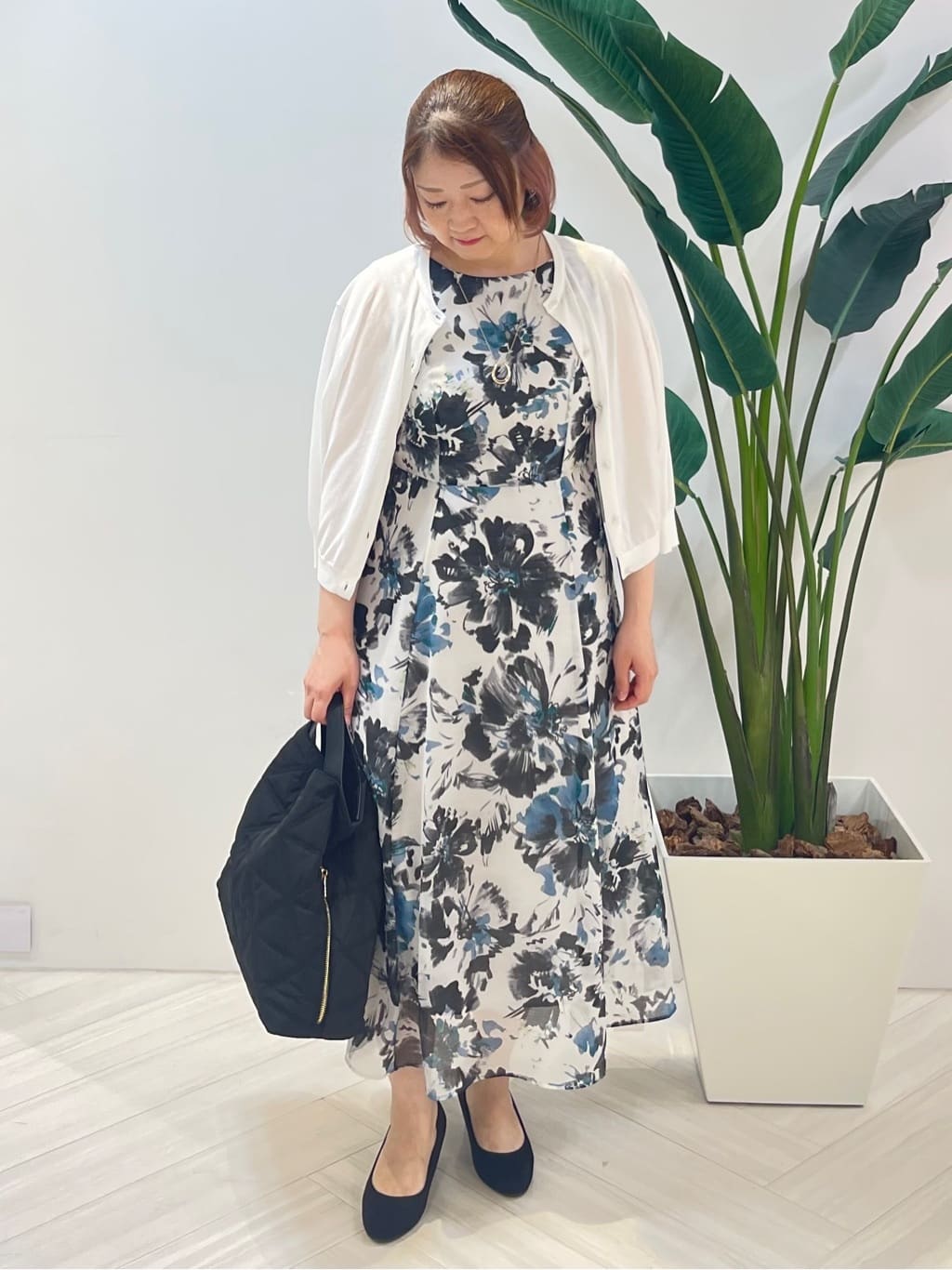 Tomoさんの「UNTITLED｜【シアー/エレガント/花柄/夏ワンピ】ペイントフラワーワンピース」を使ったコーディネート