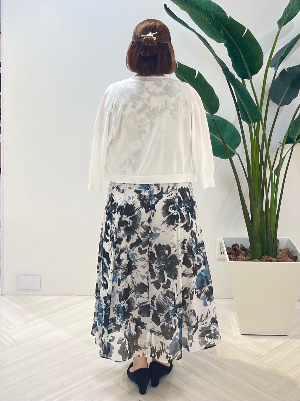 Tomoさんの「UNTITLED｜【シアー/エレガント/花柄/夏ワンピ】ペイントフラワーワンピース」を使ったコーディネート