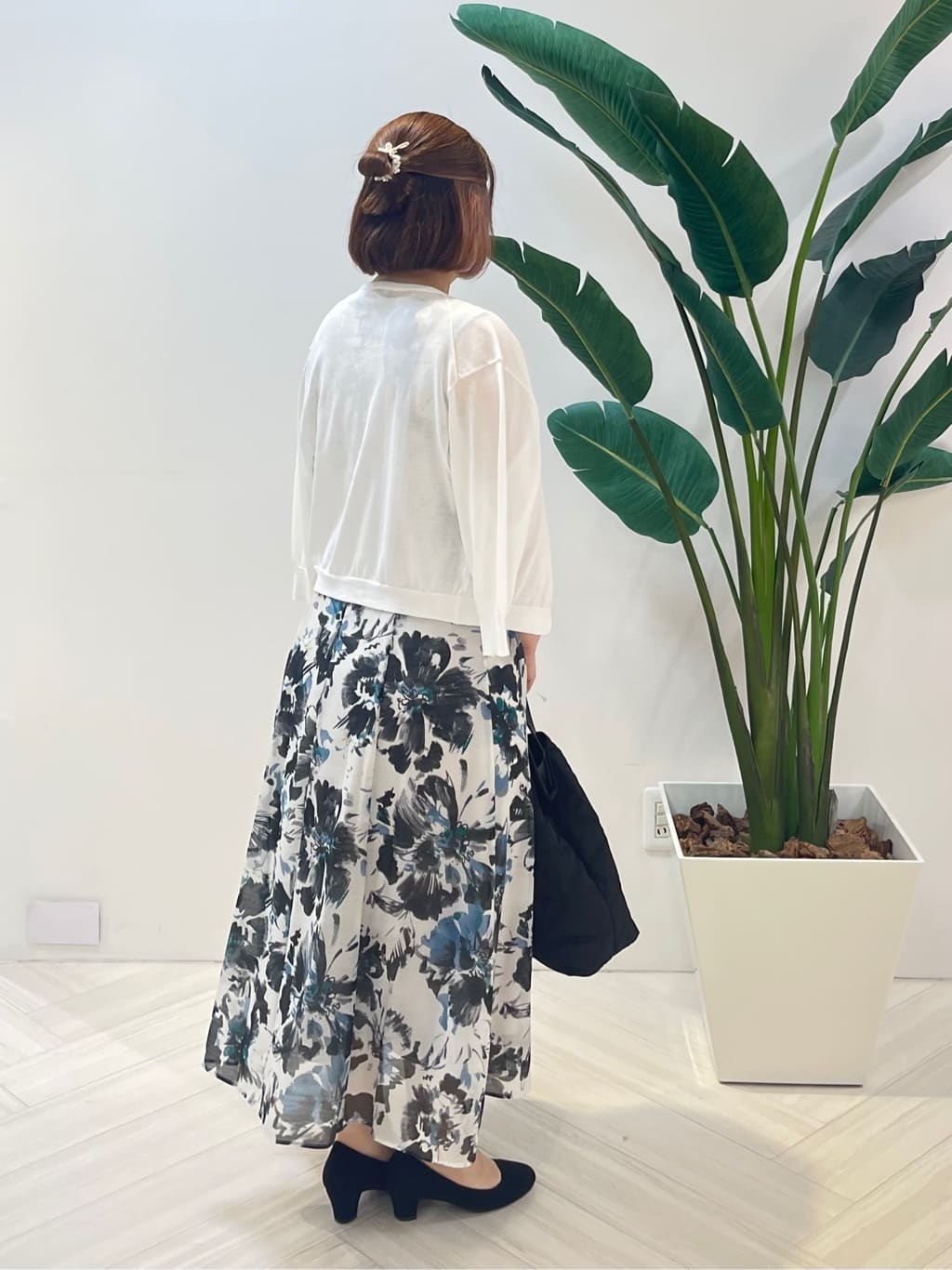 Tomoさんの「UNTITLED｜【シアー/エレガント/花柄/夏ワンピ】ペイントフラワーワンピース」を使ったコーディネート