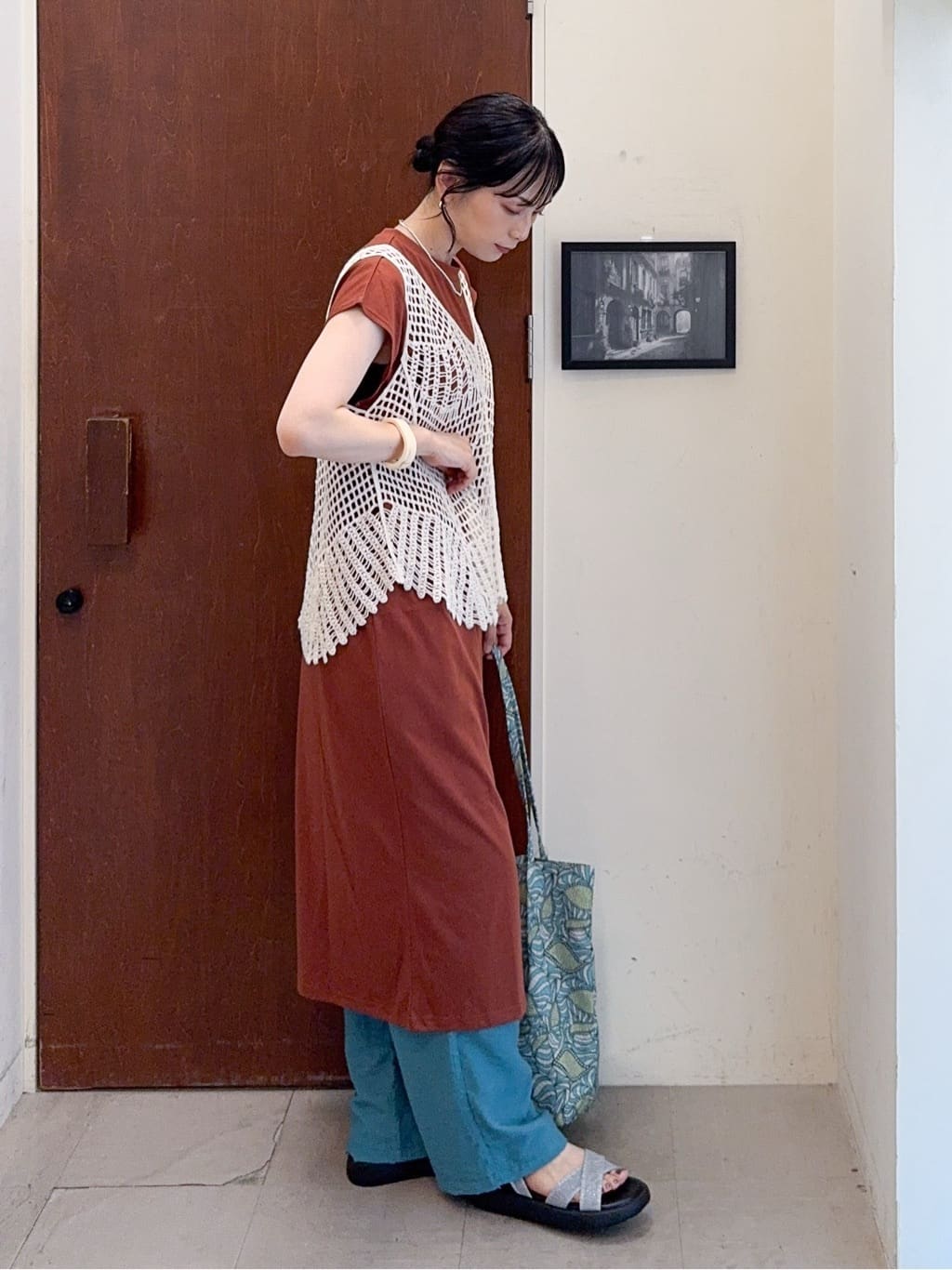 𝐇𝐢𝐫𝐨𝐦𝐢さんの「SHOO･LA･RUE｜【2点セット】クロシェ編みレースベスト＋Tシャツワンピースセット」を使ったコーディネート