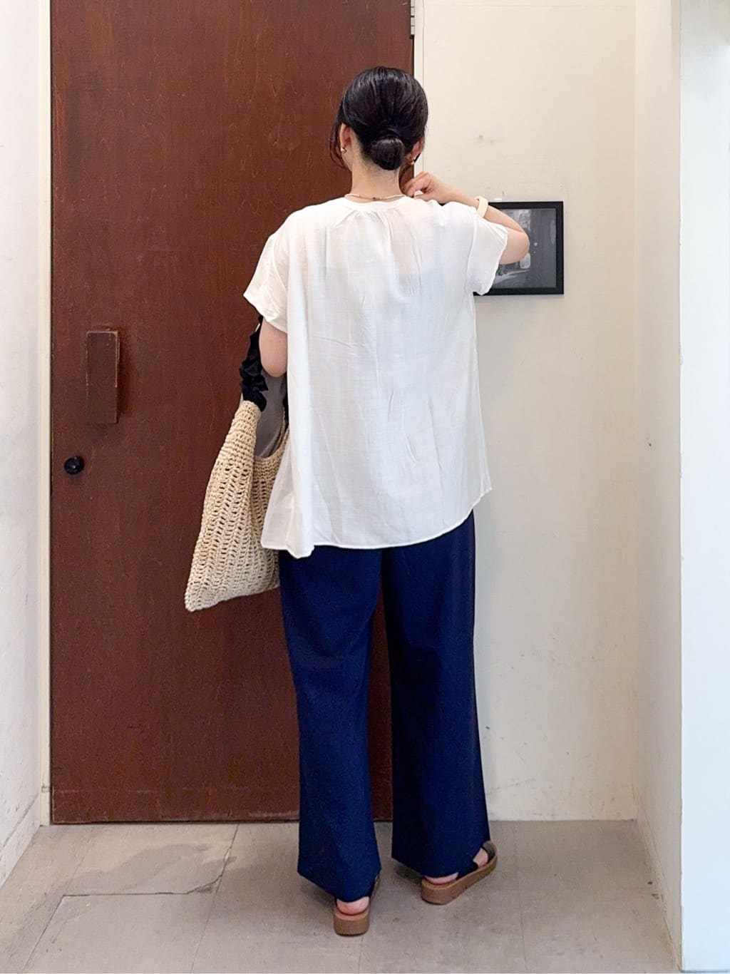 𝐇𝐢𝐫𝐨𝐦𝐢さんの「SHOO･LA･RUE｜【S-LL/ひんやり/UV】手の甲まで隠れる トッパーカーディガン」を使ったコーディネート