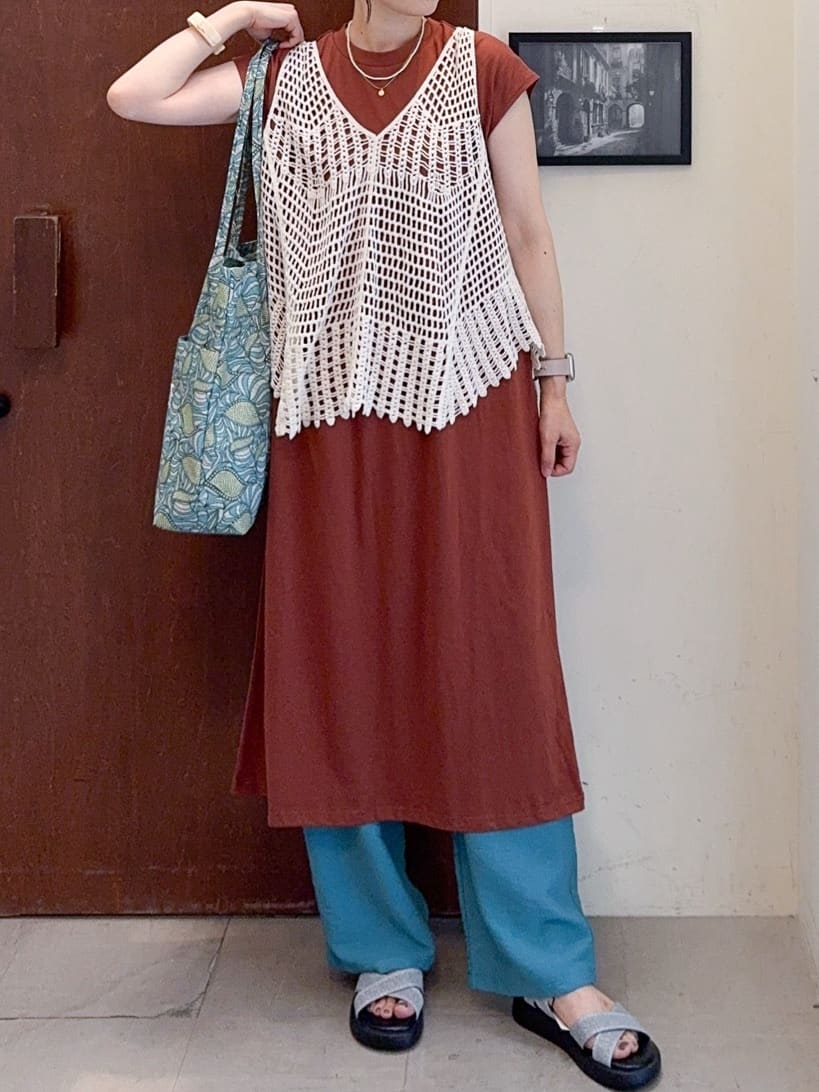 𝐇𝐢𝐫𝐨𝐦𝐢さんの「SHOO･LA･RUE｜【2点セット】クロシェ編みレースベスト＋Tシャツワンピースセット」を使ったコーディネート