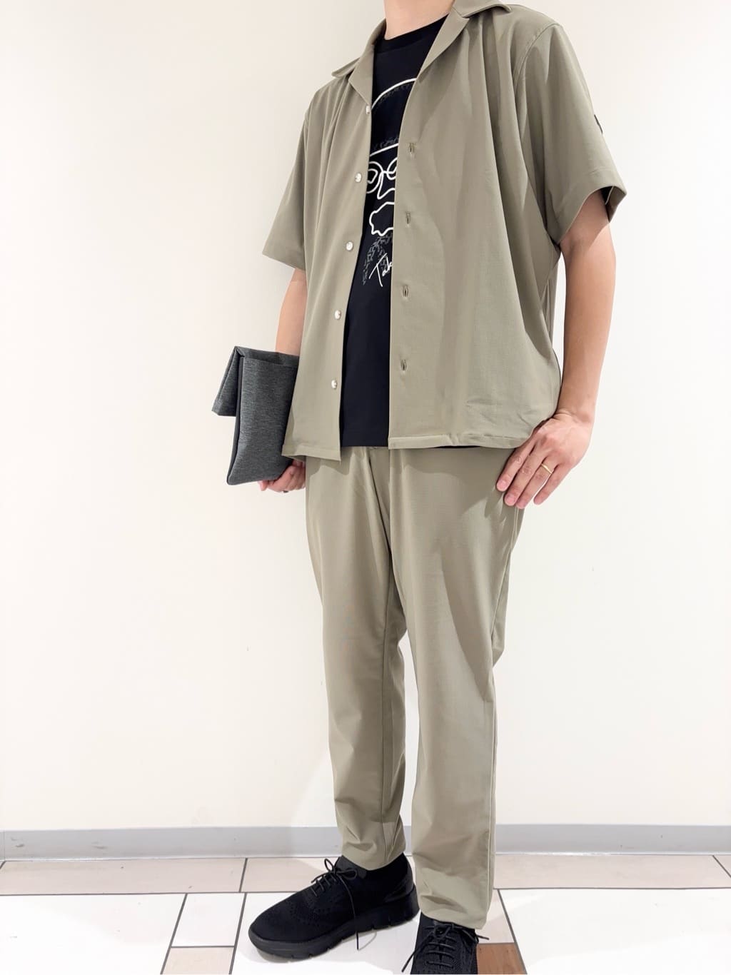 及川さんの「TAKEO KIKUCHI｜【COOL CITY WEAR】エアートール オープンカラーシャツ /接触冷感・通気性」を使ったコーディネート