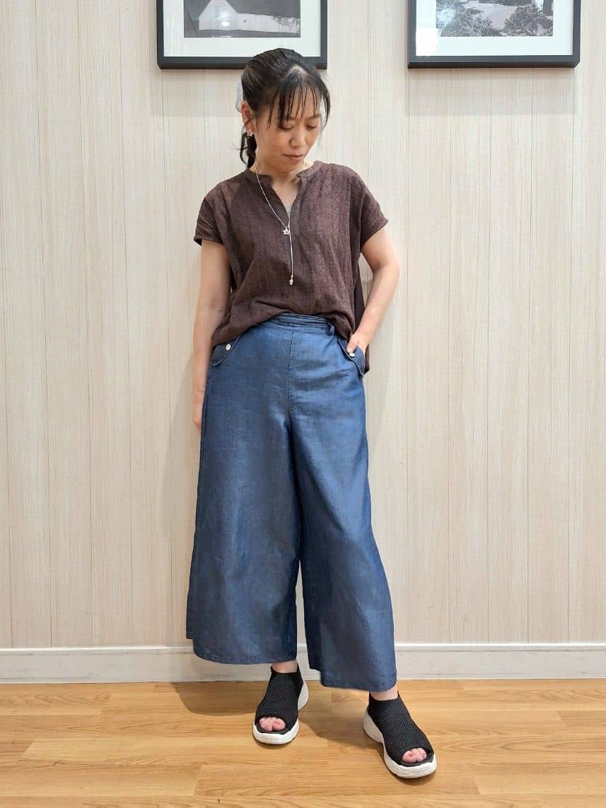 Saoさんの「SHOO･LA･RUE｜【洗える/S-LL/ひんやり】金ボタンがアクセント　大人のデニムガウチョパンツ」を使ったコーディネート