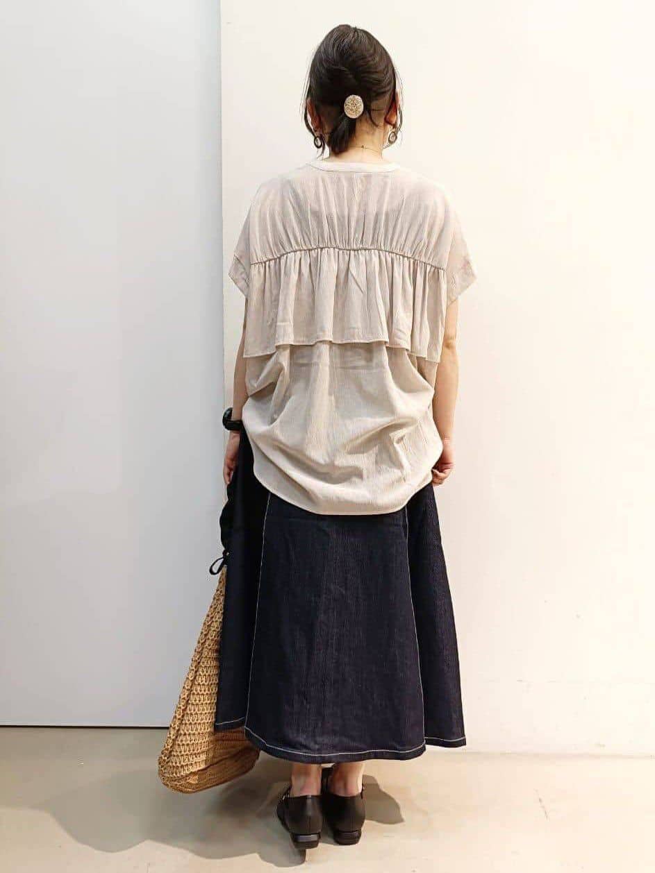 あんさんの「THE SHOP TK｜麻調シアーフリルギャザーブラウス【洗える】」を使ったコーディネート