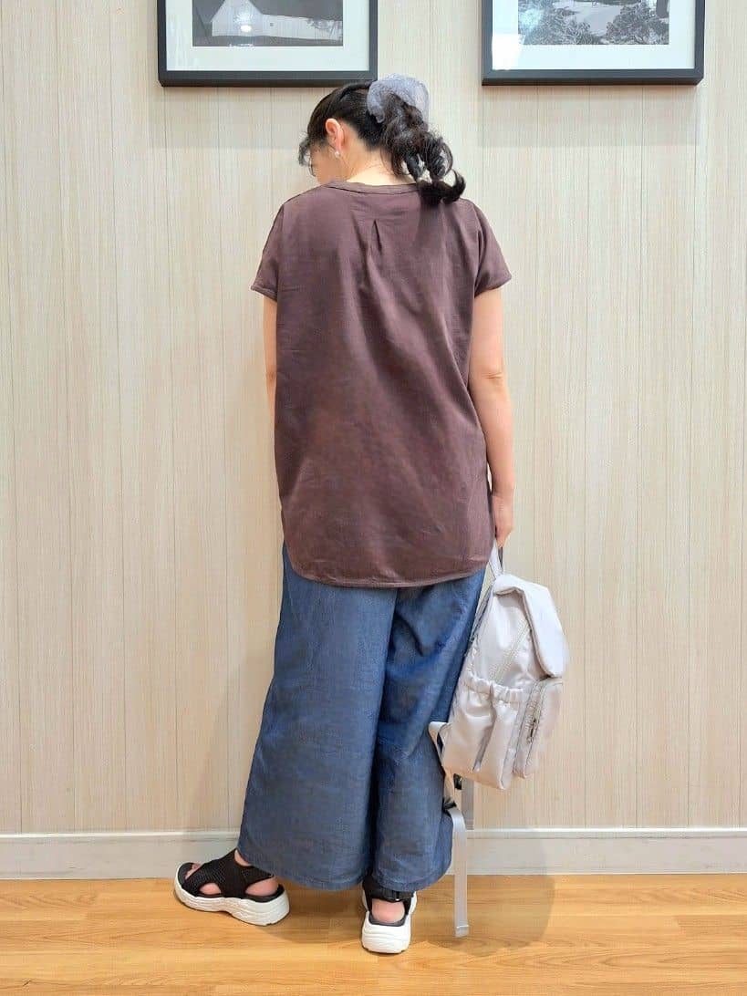 Saoさんの「SHOO･LA･RUE｜【洗える/S-LL/ひんやり】金ボタンがアクセント　大人のデニムガウチョパンツ」を使ったコーディネート