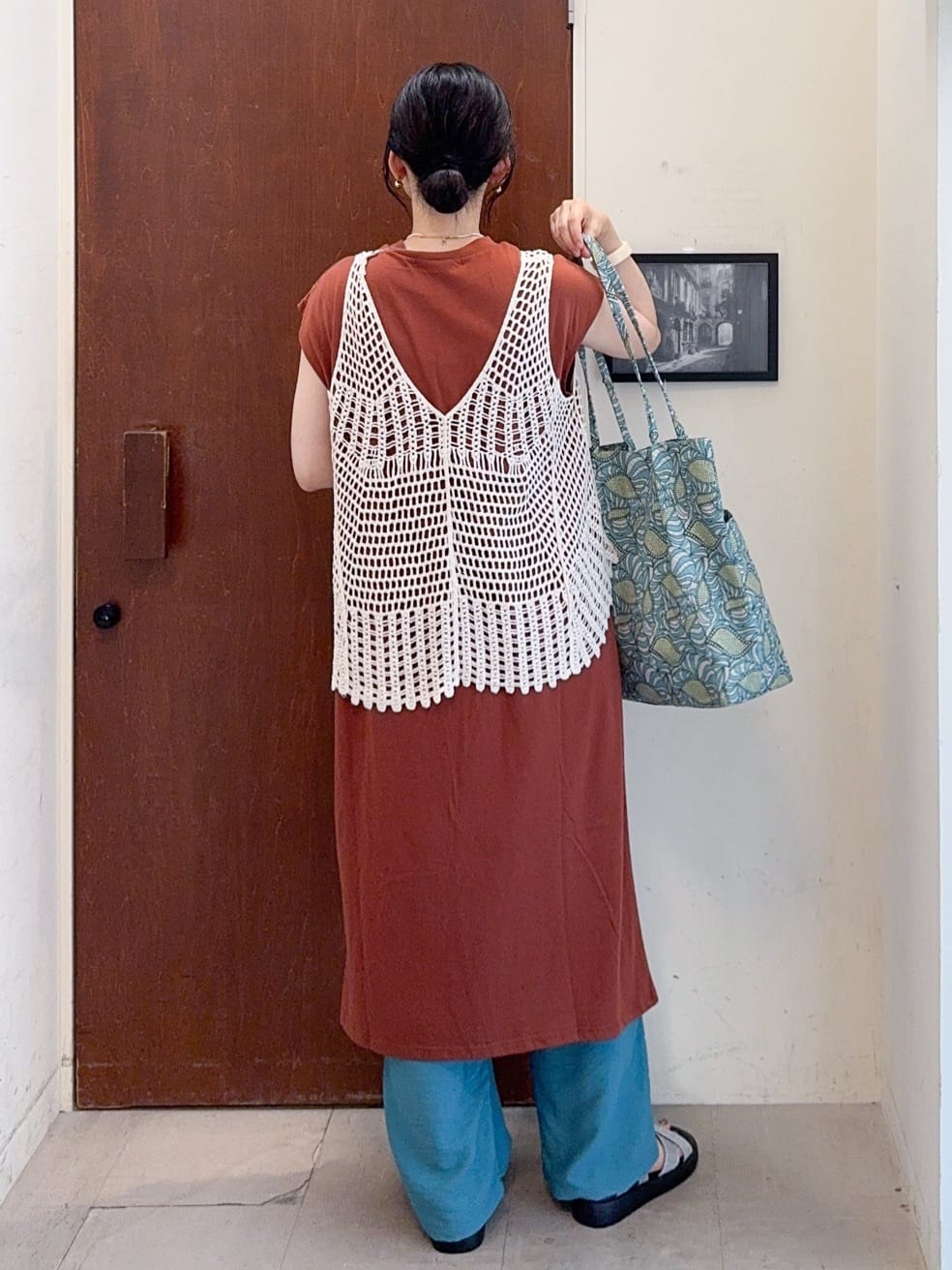 𝐇𝐢𝐫𝐨𝐦𝐢さんの「SHOO･LA･RUE｜【2点セット】クロシェ編みレースベスト＋Tシャツワンピースセット」を使ったコーディネート