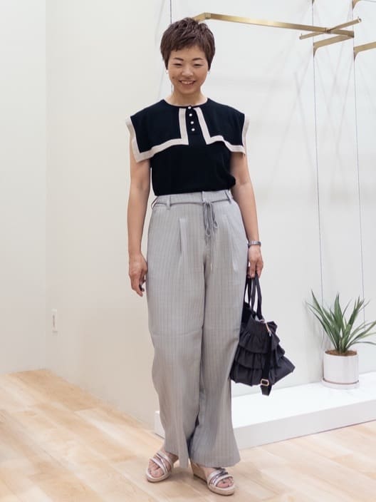 シュウコさんの「grove｜ロープベルトで差がつく 洗練リラックスパンツ」を使ったコーディネート