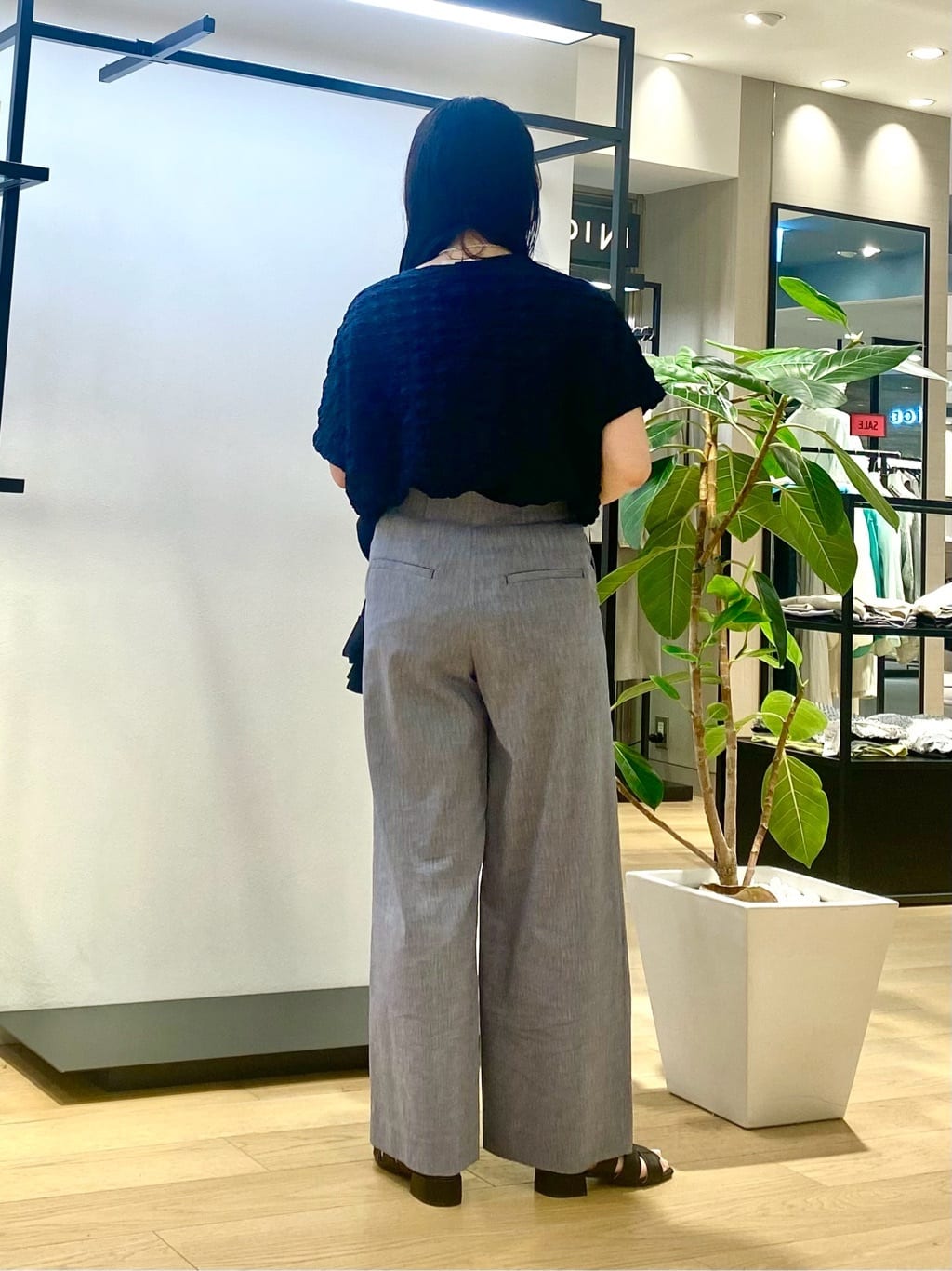 misakiさんの「INDIVI｜【デニムライク】マリンボタン リネン混ワイドパンツ」を使ったコーディネート