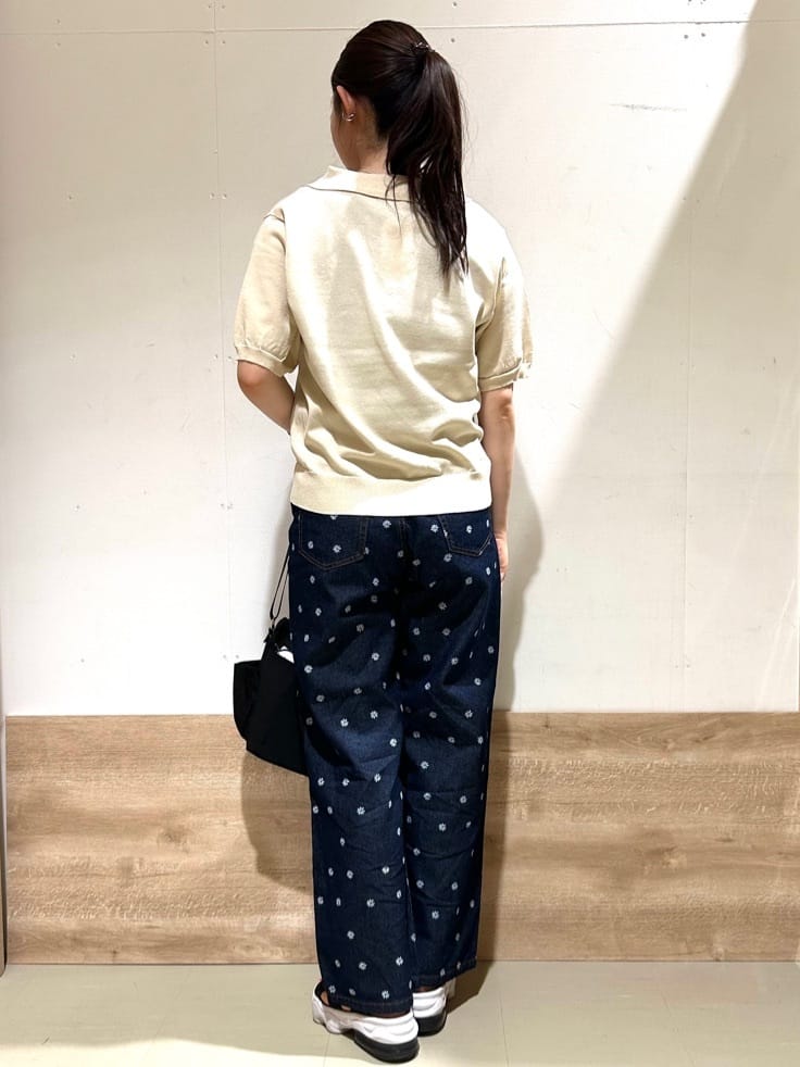 花さんの「SHOO･LA･RUE｜【S-LL】周りと差がつく デイジー柄デニムワイドパンツ」を使ったコーディネート
