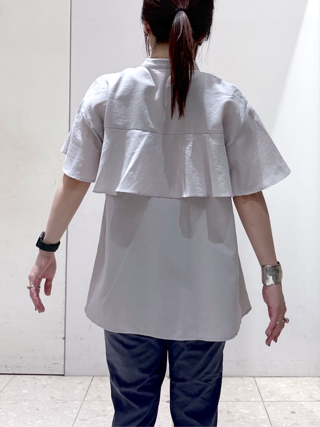 mameさんの「OPAQUE.CLIP｜バックフリルバンドカラーブラウス【洗濯機洗い可／吸水速乾／接触冷感】」を使ったコーディネート