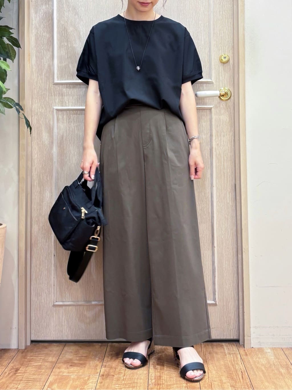 なみさんの「SHOO･LA･RUE｜【ひんやり/洗濯後しわになりにくい】リブ切り替えドルマンブラウス」を使ったコーディネート