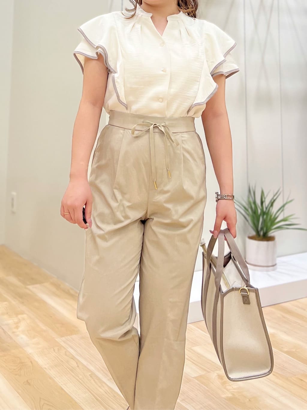 みことさんの「grove｜キレイも動きやすさも　美脚見えハイパーストレッチパンツ」を使ったコーディネート