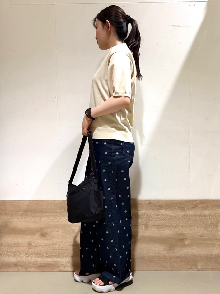 花さんの「SHOO･LA･RUE｜【S-LL】周りと差がつく デイジー柄デニムワイドパンツ」を使ったコーディネート