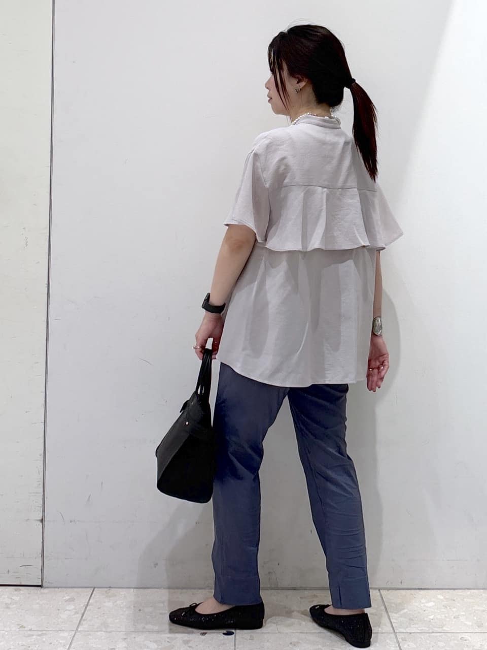 mameさんの「OPAQUE.CLIP｜バックフリルバンドカラーブラウス【洗濯機洗い可／吸水速乾／接触冷感】」を使ったコーディネート