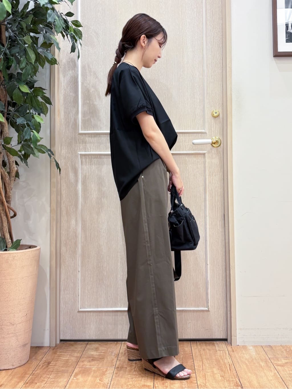 なみさんの「SHOO･LA･RUE｜【ひんやり/洗濯後しわになりにくい】リブ切り替えドルマンブラウス」を使ったコーディネート