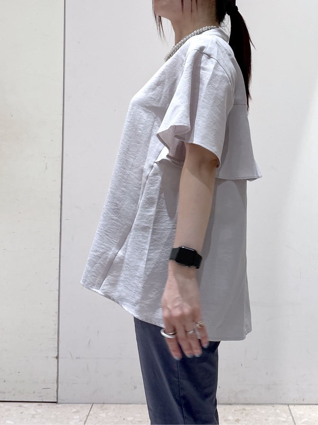 mameさんの「OPAQUE.CLIP｜バックフリルバンドカラーブラウス【洗濯機洗い可／吸水速乾／接触冷感】」を使ったコーディネート