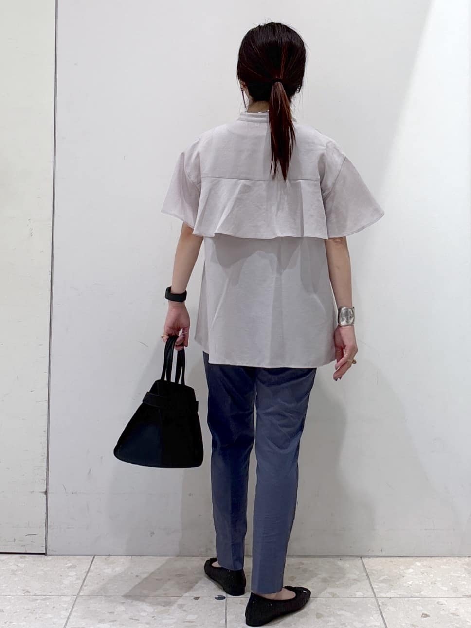 mameさんの「OPAQUE.CLIP｜バックフリルバンドカラーブラウス【洗濯機洗い可／吸水速乾／接触冷感】」を使ったコーディネート