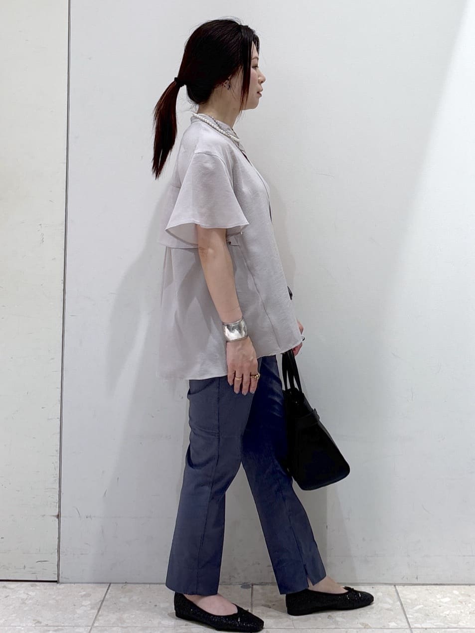 mameさんの「OPAQUE.CLIP｜バックフリルバンドカラーブラウス【洗濯機洗い可／吸水速乾／接触冷感】」を使ったコーディネート