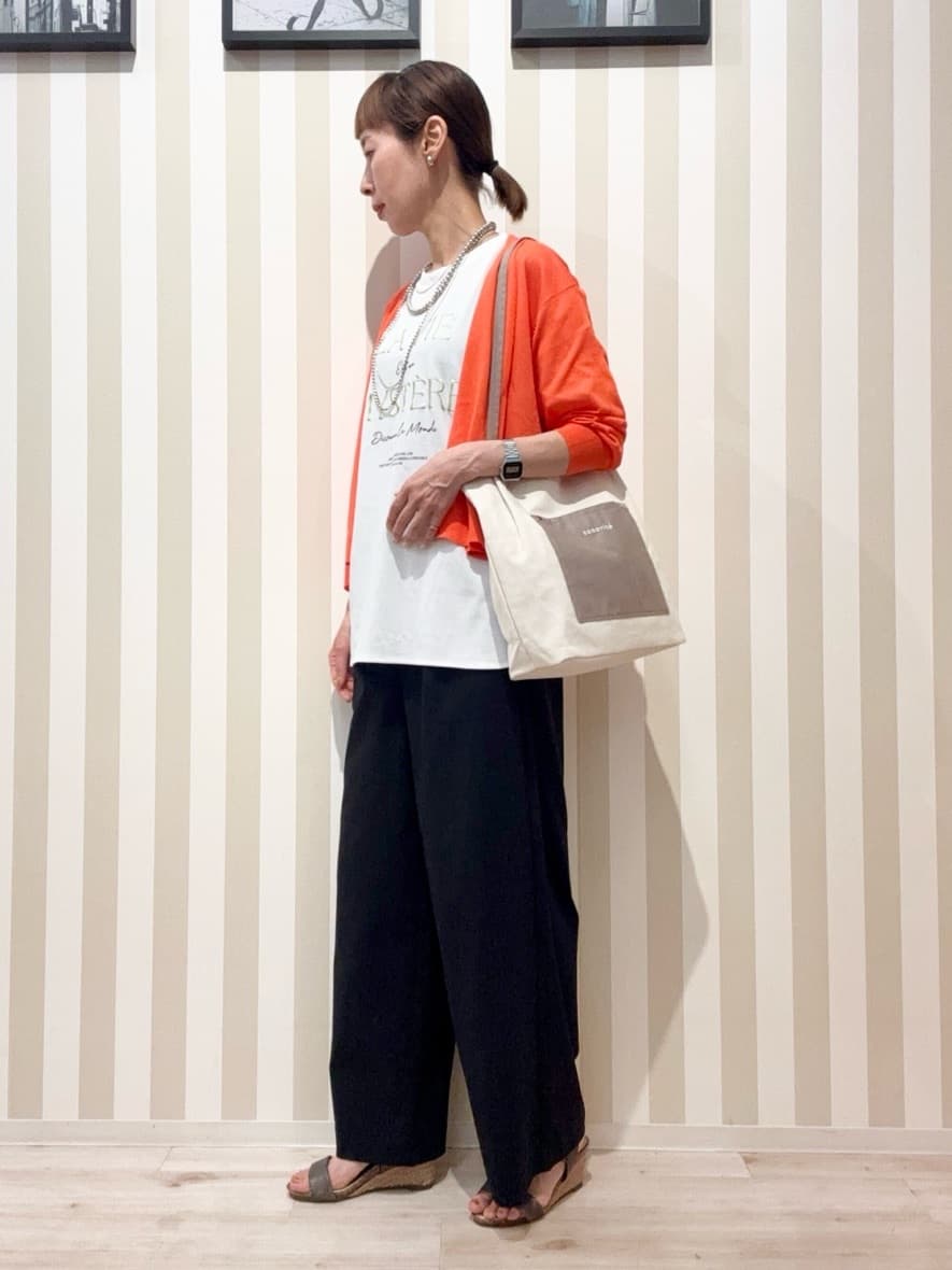 まつこさんの「SHOO･LA･RUE｜【S-LL/ひんやり/UV】ぷっくりラメプリントロゴTシャツ」を使ったコーディネート
