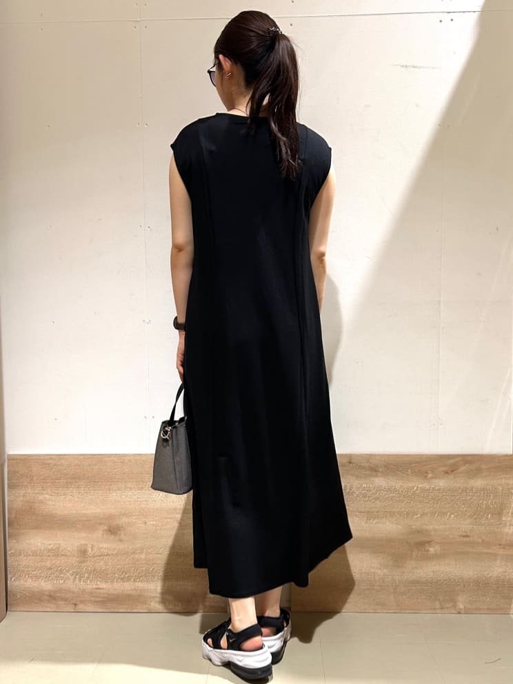 花さんの「SHOO･LA･RUE｜【S-LL/ひんやり】切替ラインですっきりと 1枚で着られるロングワンピース」を使ったコーディネート