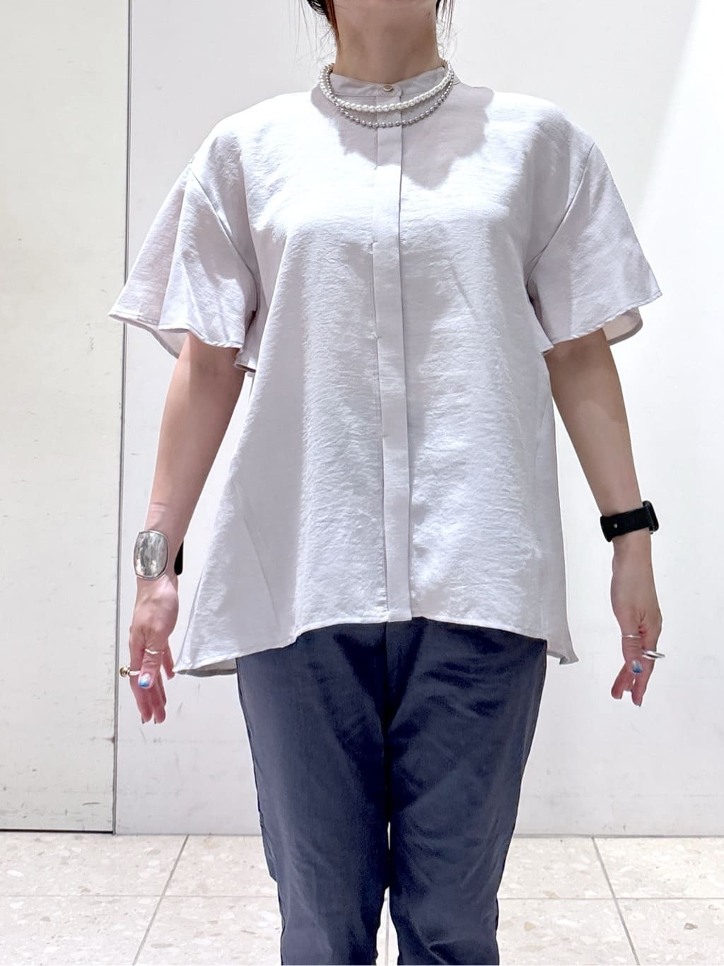mameさんの「OPAQUE.CLIP｜バックフリルバンドカラーブラウス【洗濯機洗い可／吸水速乾／接触冷感】」を使ったコーディネート