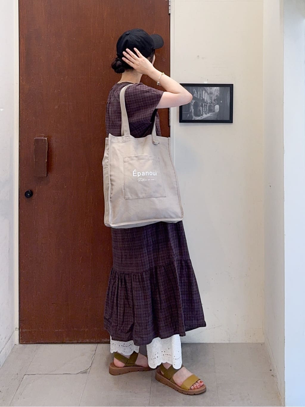 𝐇𝐢𝐫𝐨𝐦𝐢さんの「SHOO･LA･RUE｜【S-LL】華やかさをプラスする 裾刺繍ストレートパンツ」を使ったコーディネート