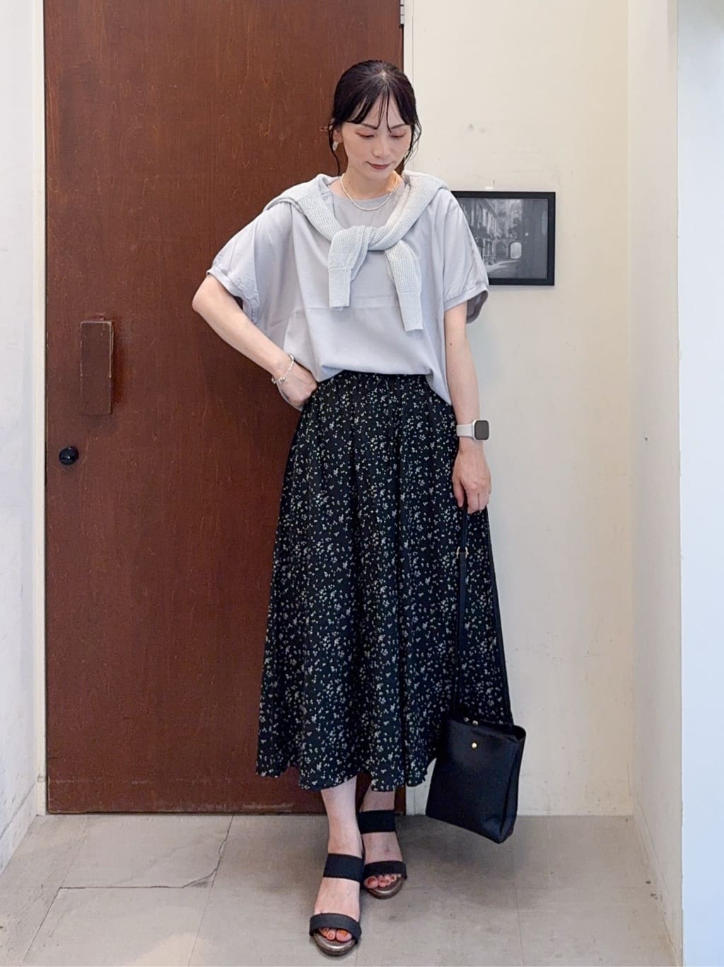 𝐇𝐢𝐫𝐨𝐦𝐢さんの「SHOO･LA･RUE｜キラッと光るラメとスパンコールが印象的 メッシュカーディガン」を使ったコーディネート