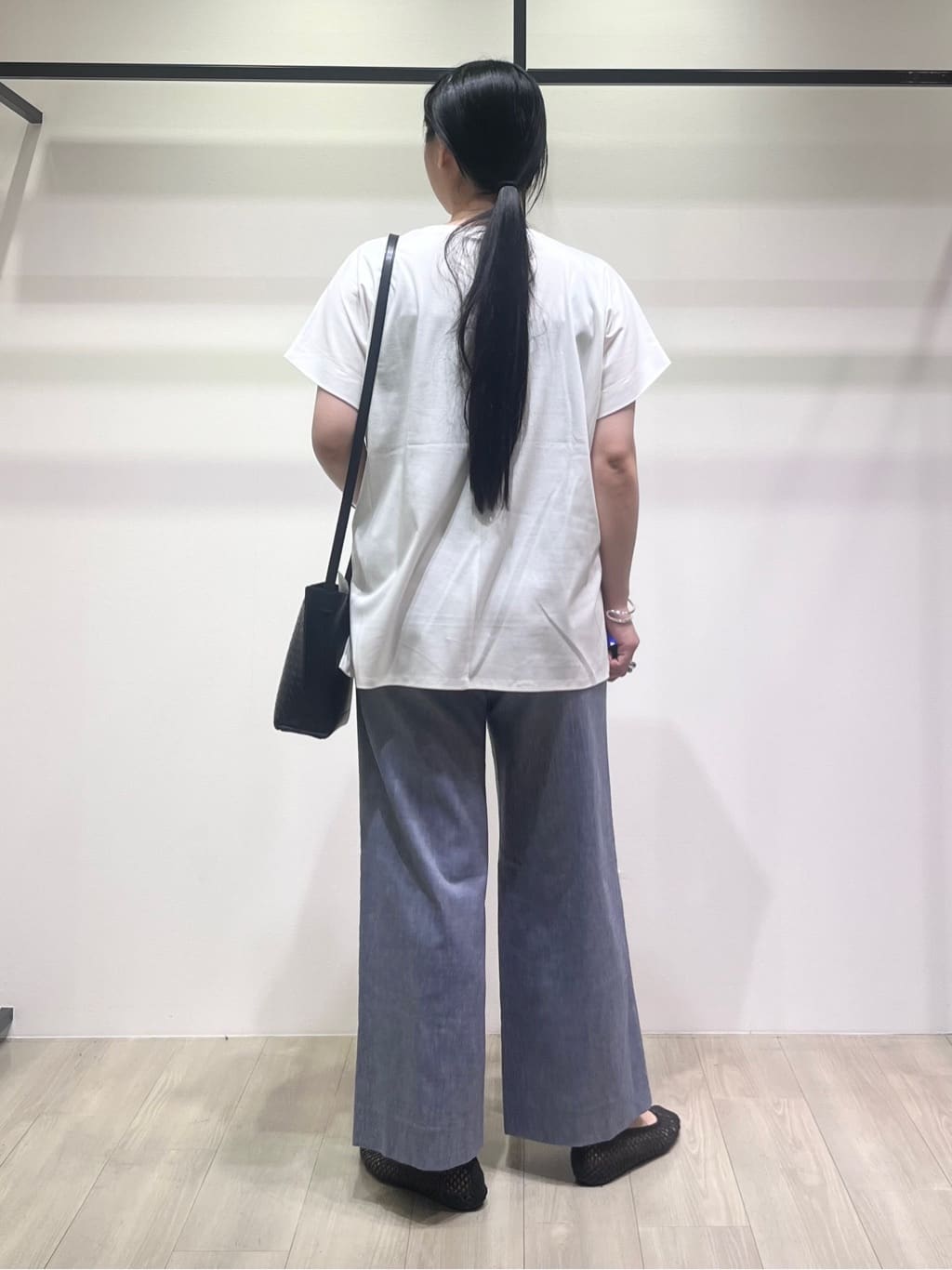 hasuさんの「INDIVI｜【洗える／汗ジミ防止】バイカラー＆アシメヘム Tシャツ」を使ったコーディネート