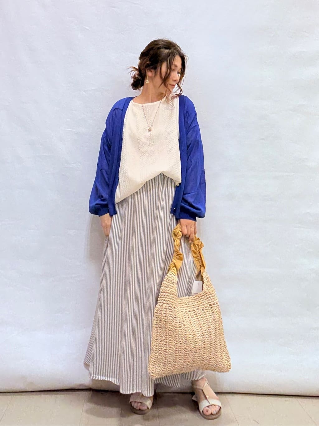 fuuさんの「SHOO･LA･RUE｜ニュアンスデザインがこなれ見え 刺繍デザイン シアーカーディガン」を使ったコーディネート