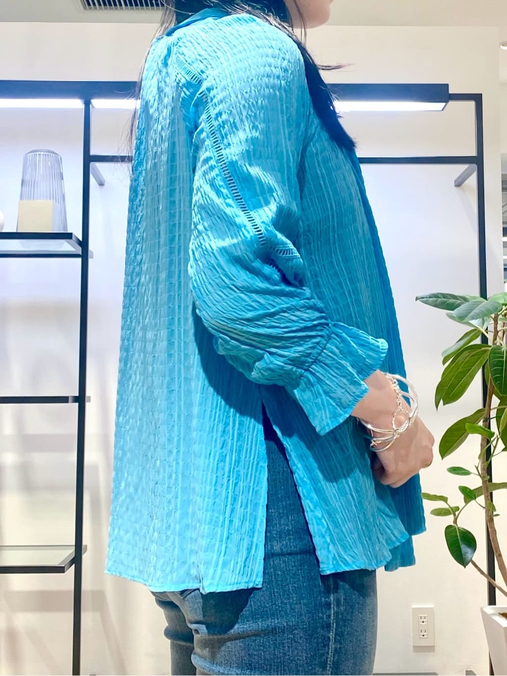 misakiさんの「INDIVI｜【洗える／シャーリング素材】ボリューム袖エアリーブラウス」を使ったコーディネート
