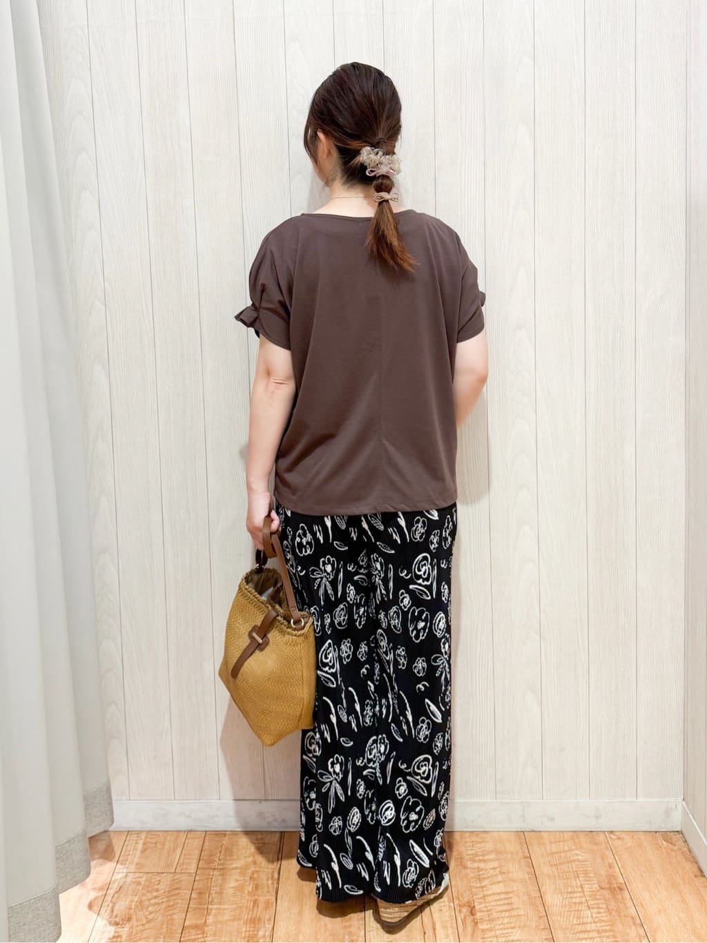 愛さんの「SHOO･LA･RUE｜【S-LL/UV/プチプラ】お袖タックで好印象 デザインTシャツ」を使ったコーディネート