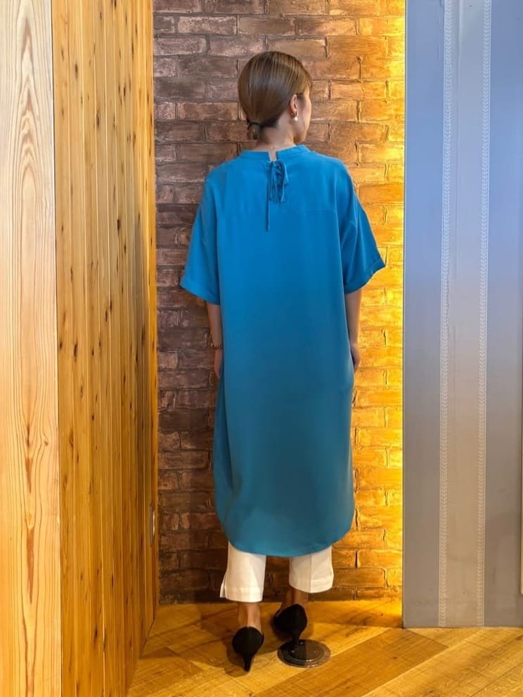 mieさんの「SHOO･LA･RUE｜【S-LL/洗濯後しわになりにくい/体型カバー】後ろ姿もサマになる バックレースアップチュニック」を使ったコーディネート