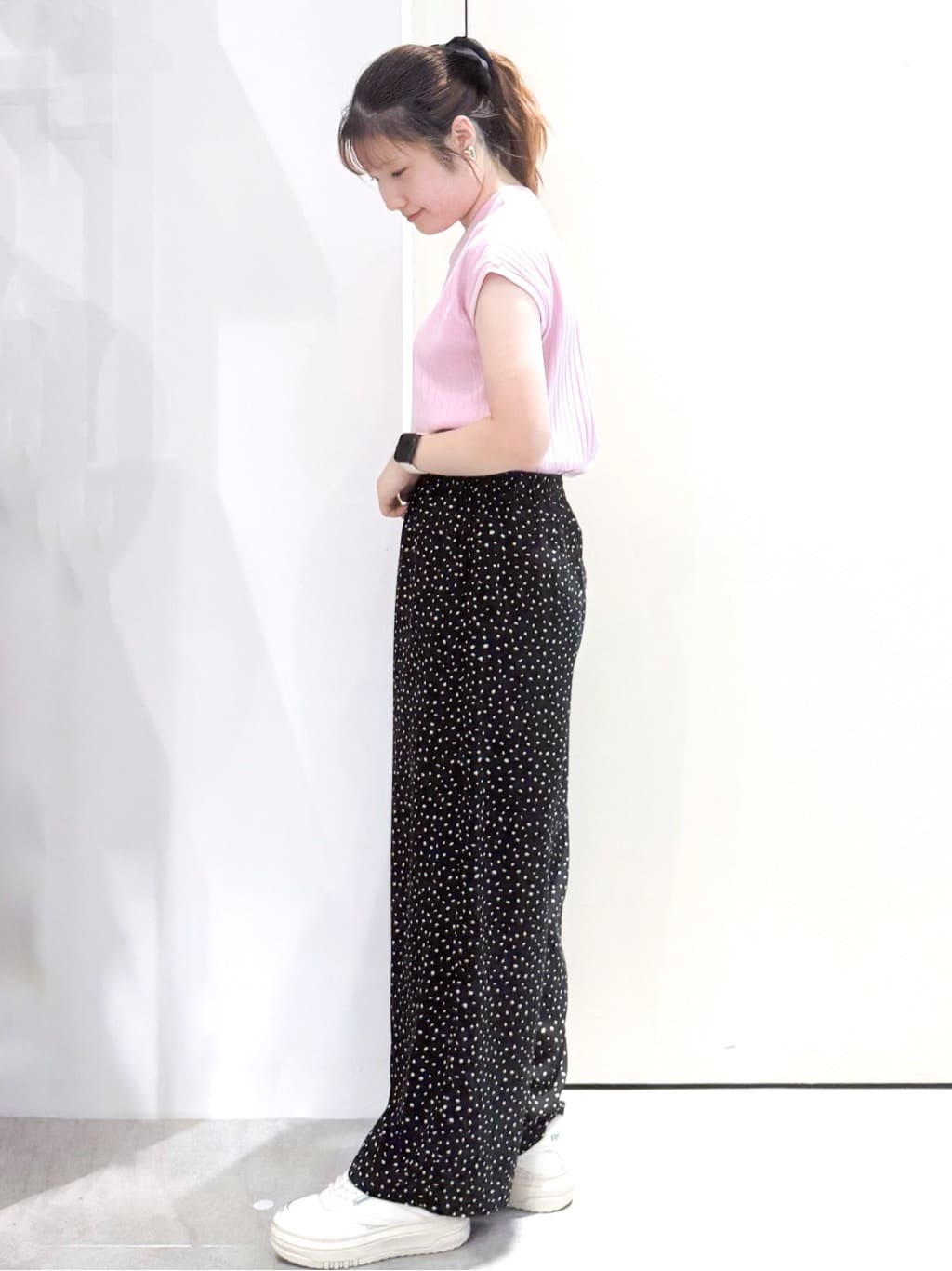 sayaさんの「OPAQUE.CLIP｜幾何柄プリントイージーワイドパンツ／セットアップ対応【洗える】」を使ったコーディネート